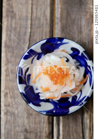 正月料理の手作り紅白なます　大根とニンジンの酢の物 120865481