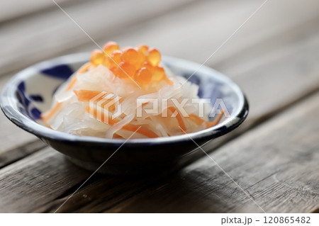 正月料理の手作り紅白なます 大根とニンジンの酢の物 正月料理の手作り紅白なます 大根とニンジンの酢の物 120865482