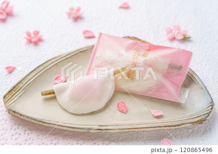 お正月の和菓子「花びら餅」 お正月の和菓子「花びら餅」 120865496