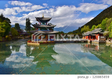 麗江の名所　玉泉公園（黒龍澤） 120865859