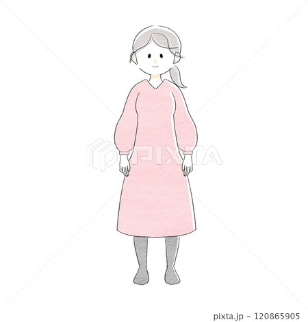 立ってほほえむ女性 120865905