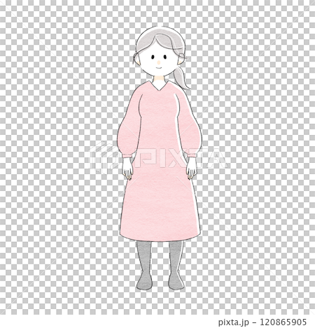 立ってほほえむ女性 120865905