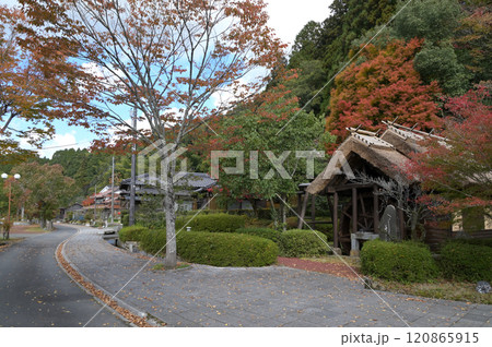清流通りと水車小屋(山口県周南市鹿野) 120865915
