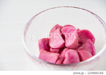 ガラスの器に盛った温海かぶ漬け 120866188