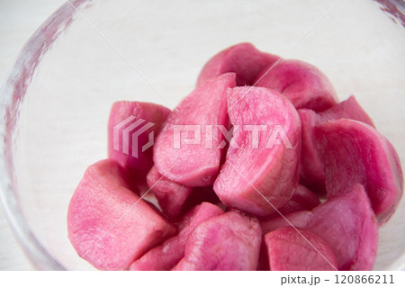 ガラスの器に盛った温海かぶ漬け 120866211