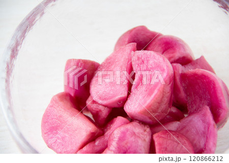 ガラスの器に盛った温海かぶ漬け 120866212