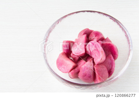 ガラスの器に盛った温海かぶ漬け 120866277