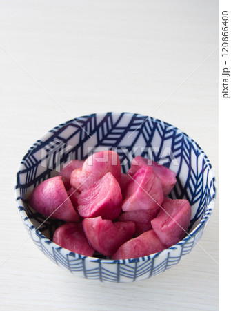 器に盛った温海かぶ漬け 120866400