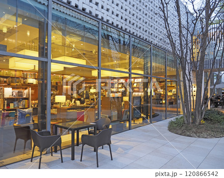 代官山蔦屋書店の外観と店舗照明。 代官山蔦屋書店の外観と店舗照明。 120866542