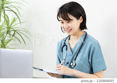 オンライン診察をする女性医師イメージ05 120866685