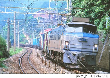 東海道本線を走る貨物列車 東海道本線を走る貨物列車 120867034