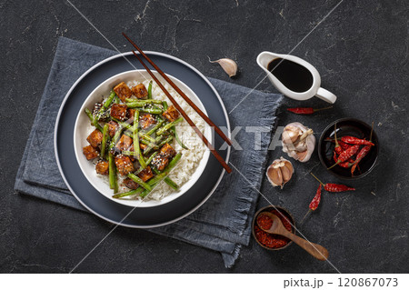 garlic green bean stir fry with crispy tofu and rice 120867073