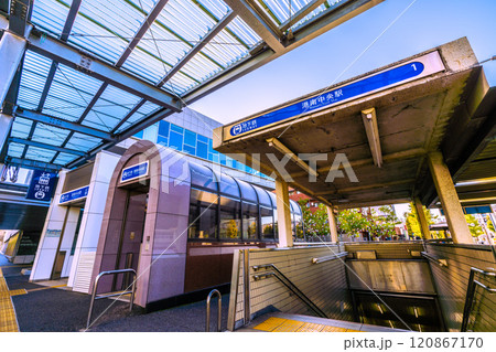 日本の横浜都市景観 横浜市営地下鉄　港南中央駅出入口1などを望む＝3日 120867170