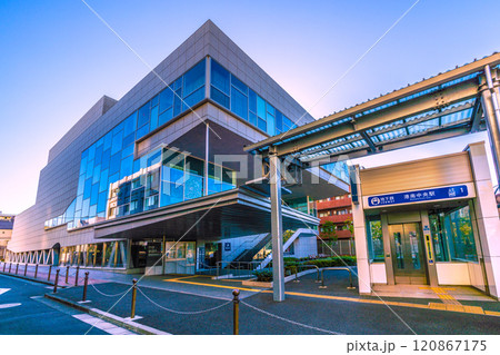 日本の横浜都市景観 横浜市営地下鉄　港南中央駅出入口1などを望む＝3日 120867175