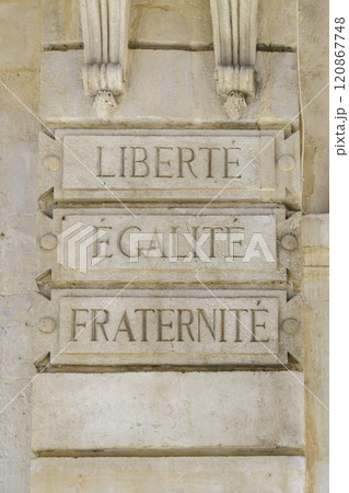 南フランス ニーム 市庁舎の壁 南フランス ニーム 市庁舎の壁 120867748