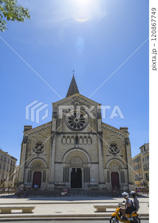 南フランス　ニーム　サン・ポール教会 120867749