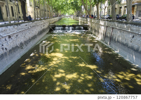 南フランス ニーム フォンテーヌ通り 南フランス ニーム フォンテーヌ通り 120867757