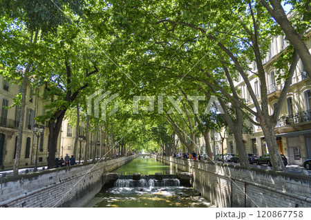 南フランス ニーム フォンテーヌ通り 南フランス ニーム フォンテーヌ通り 120867758