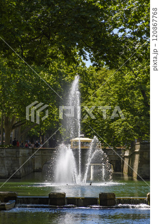 南フランス ニーム フォンテーヌ通りの噴水 南フランス ニーム フォンテーヌ通りの噴水 120867768