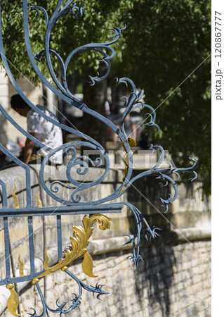 南フランス ニーム フォンテーヌ庭園の門 南フランス ニーム フォンテーヌ庭園の門 120867777