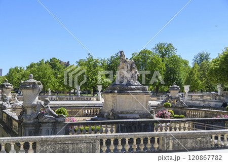 南フランス　ニーム　フォンテーヌ庭園 120867782