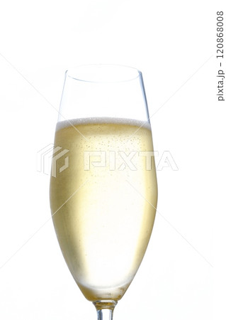 よく冷えたシャンパン（スパークリングワイン）が注がれたフルートグラス 120868008