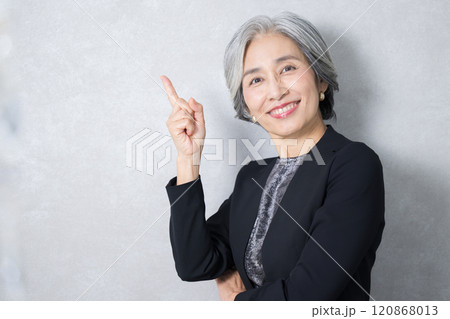 指差しをするスーツを着たグレイヘアのシニア女性社長の様なカッコイイビジネスイメージ カメラ目線 指差しをするスーツを着たグレイヘアのシニア女性社長の様なカッコイイビジネスイメージ カメラ目線 120868013