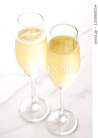 2脚のフルートグラスに冷えたシャンパン(スパークリングワイン)を注いで、乾杯するイメージの動画素材 2脚のフルートグラスに冷えたシャンパン(スパークリングワイン)を注いで、乾杯するイメージの動画素材 120868054