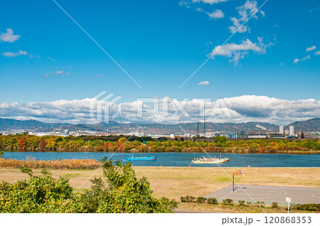 淀川で作業をする砂利採取船　枚方市 120868353