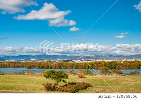 堤防上から望む淀川風景 大阪府枚方市 堤防上から望む淀川風景 大阪府枚方市 120868356