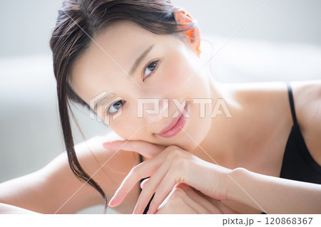 スキンケアを気にする美しい肌の女性のクローズアップ　色っぽい綺麗な素肌感や肌感のある美容やエステ 120868367
