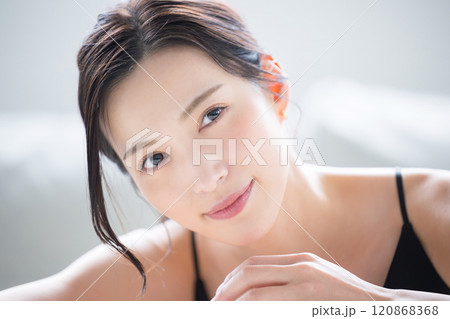 スキンケアを気にする美しい肌の女性のクローズアップ　色っぽい綺麗な素肌感や肌感のある美容やエステ 120868368
