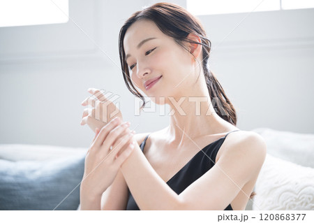 冬の手荒れや乾燥に使えそうなクリームを塗る美しい女性 手のイメージのクローズアップ 冬の手荒れや乾燥に使えそうなクリームを塗る美しい女性 手のイメージのクローズアップ 120868377