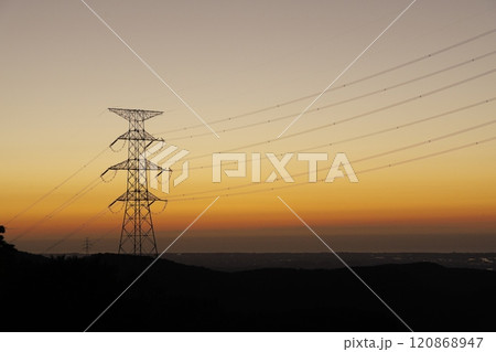 日没後の空と送電鉄塔 120868947