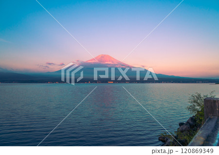 【山中湖からの朝焼けの富士山】 120869349