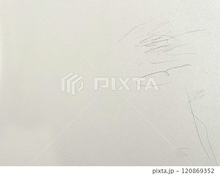 白い壁の子どもの落書き 白い壁の子どもの落書き 120869352