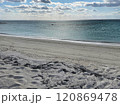 透明な海と白い砂が広がる静かなビーチ 120869478