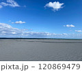 広がる青空と砂浜の静かな海辺 120869479