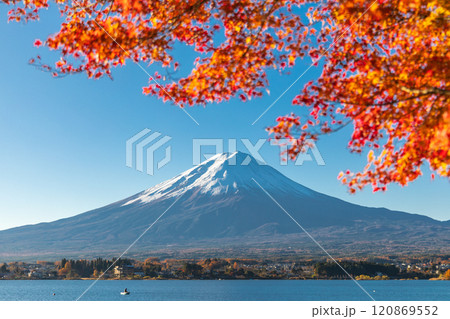 「山梨県」紅葉の河口湖と富士山・秋 「山梨県」紅葉の河口湖と富士山・秋 120869552