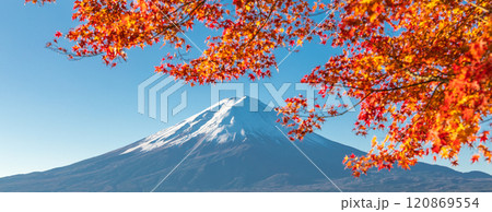 「山梨県」紅葉の河口湖と富士山・秋 「山梨県」紅葉の河口湖と富士山・秋 120869554