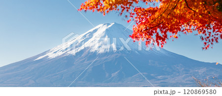 「山梨県」紅葉の河口湖と富士山・秋 120869580