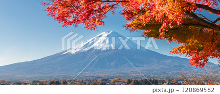 「山梨県」紅葉の河口湖と富士山・秋 120869582