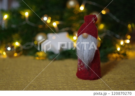 サンタのぬいぐるみとクリスマスの背景 サンタのぬいぐるみとクリスマスの背景 120870270