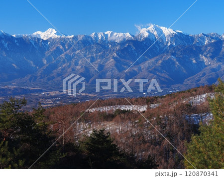 八ヶ岳・三ッ頭登山道から望む冬の甲斐駒ヶ岳と北岳 120870341
