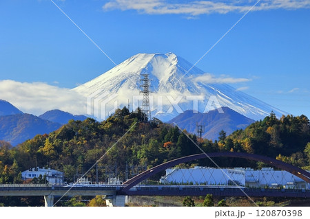 富士山とリニアモーターカー 120870398