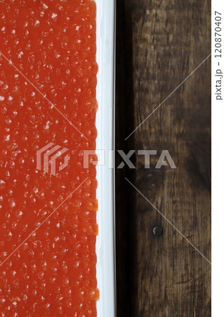 プラスチックケースに入っている北海道産のイクラの醤油漬け 120870407