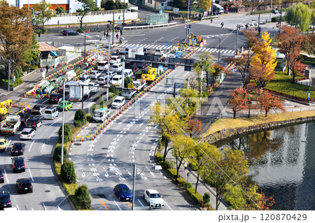 皇居の堀周辺の紅葉と内堀通りの渋滞風景 120870429