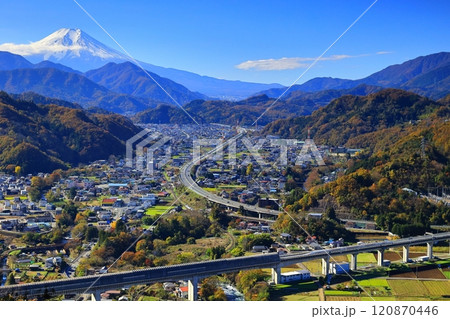 富士山とリニアと都留の街並み 120870446