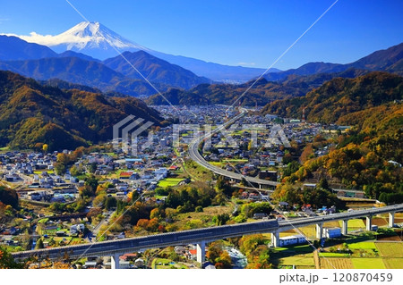 富士山とリニアと都留の街並み 120870459