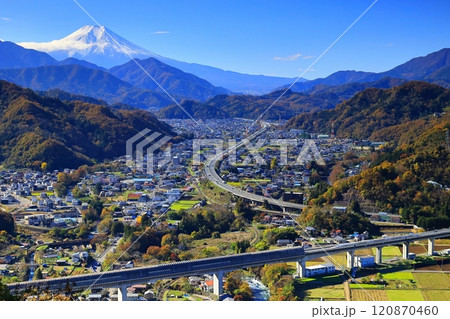 富士山とリニアと都留の街並み 120870460